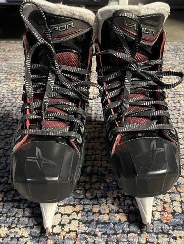 Bauer Vapor X900 Junior Goalie Hockey Skates Size 2 “LIKE NEW”