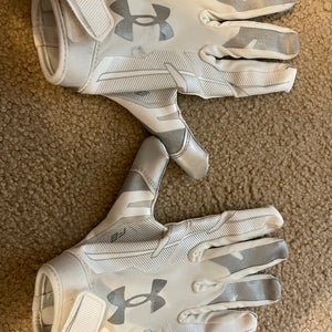 White Adult Small Under Armour Gloves