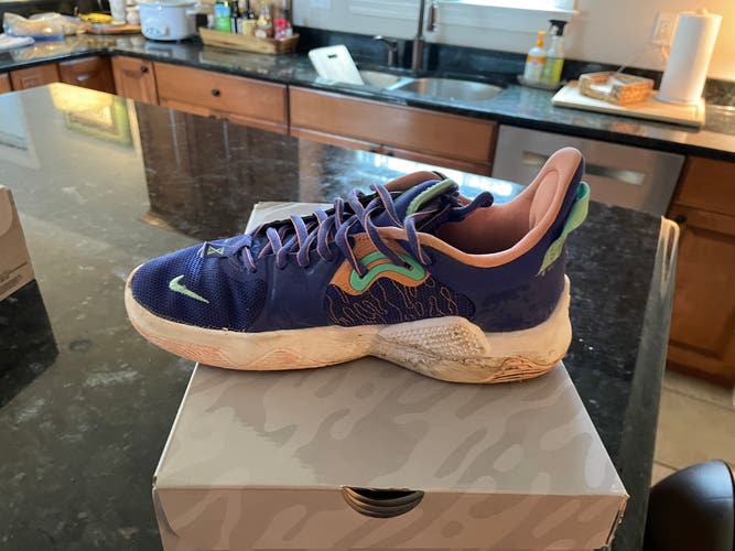 Men's Size 7.5 (Women's 8.5) Nike Shoes