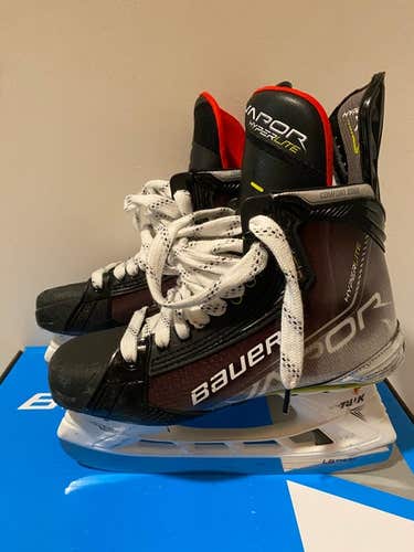 Bauer Vapor Hyperlite Hockey Skates - Intermediate, Size 6.5 Fit 2