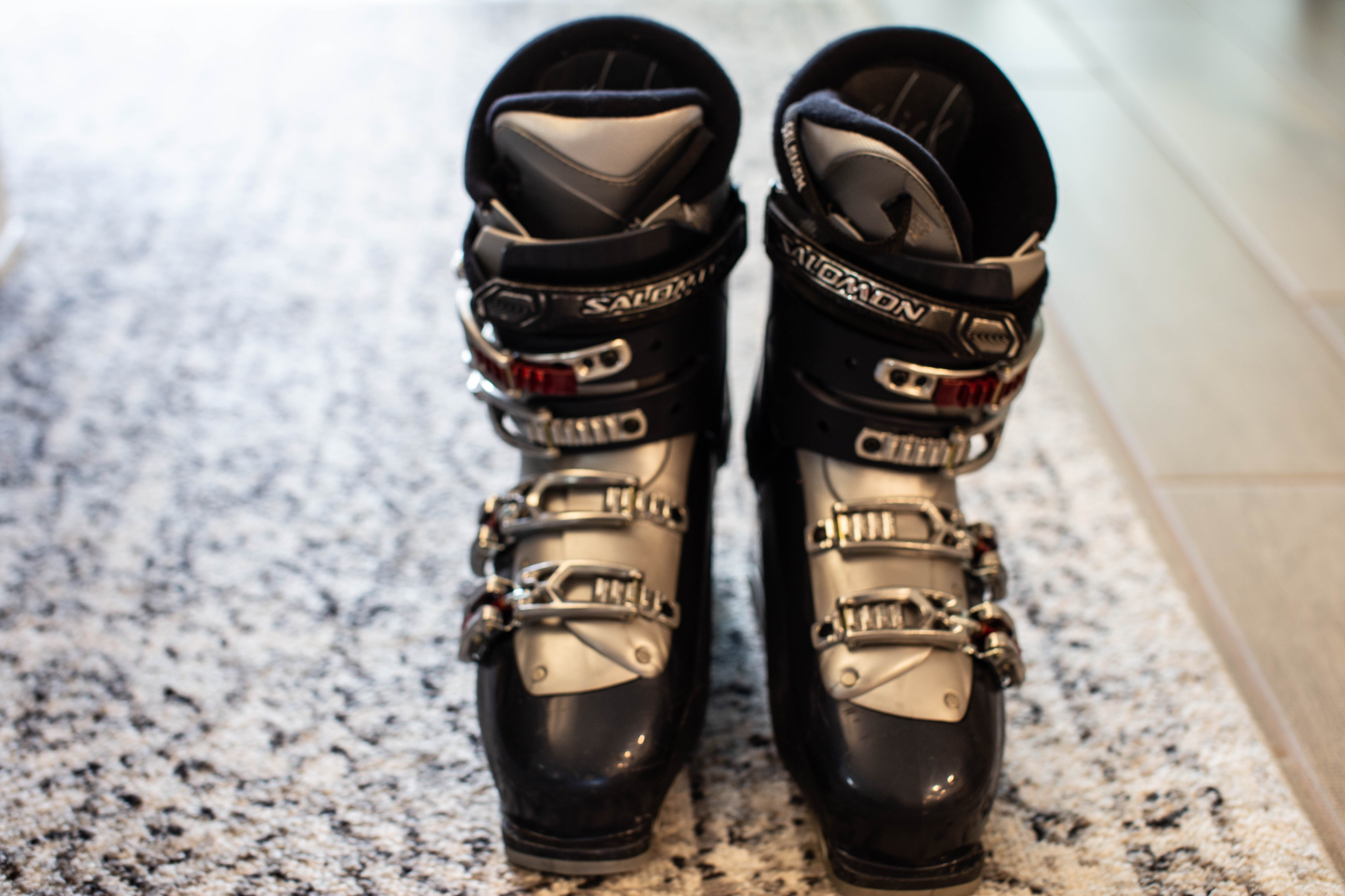 Women's Used Salomon Defender SF Ski Boots Auto Fit   SidelineSwap
