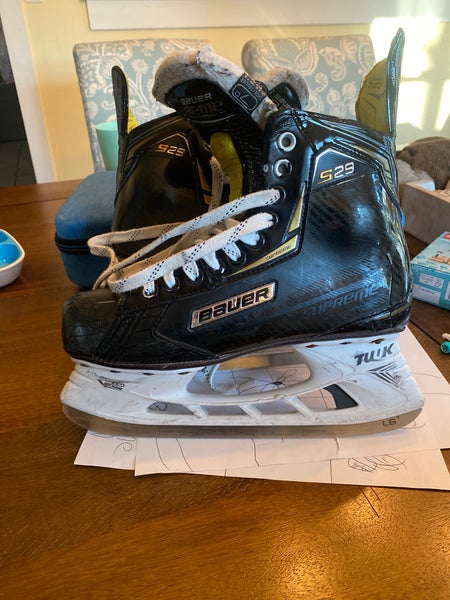Senior Bauer supreme hockey skates