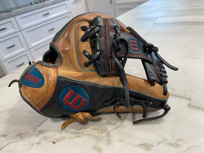Used Right Hand Throw Wilson Infield A2000 Baseball Glove 11.5"