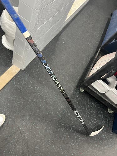 Senior Right Handed P28 JetSpeed FT5 Pro Hockey Stick