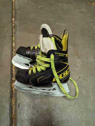 Youth Used CCM Super Tacks Hockey Skates Size 12
