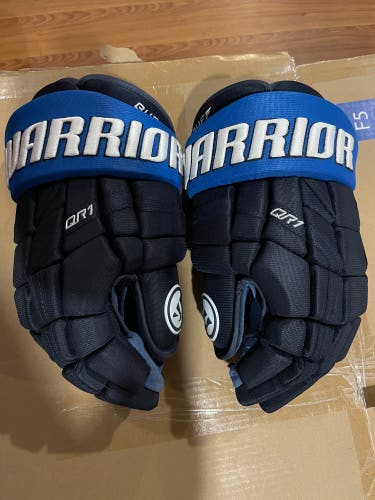 *Like new* Winnipeg jets Dustin Byfuglien Warrior gloves.