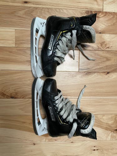 Used Bauer Regular Width  Size 4 Supreme 2S Hockey Skates