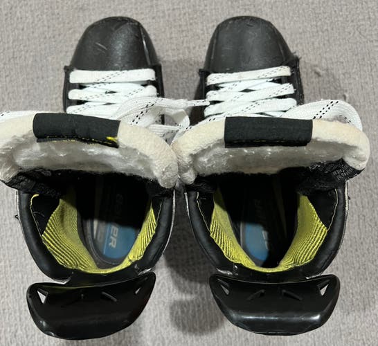 Used Bauer Wide Width Size 4 Supreme 2SPro Hockey Skates