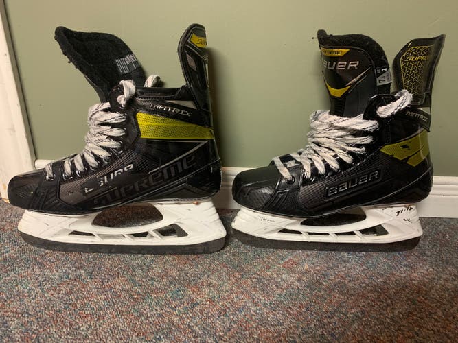 Senior Used Bauer Supreme Matrix Hockey Skates Pro Stock Size 7.5