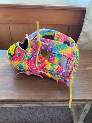 Used Right Hand Throw 12" Signiture Series Baseball Glove