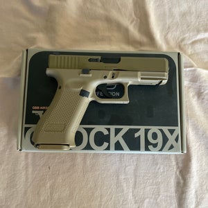Glock 19x airsoft gun