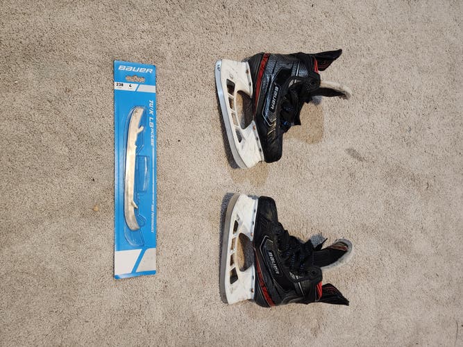 Junior Used Bauer Vapor 2X Hockey Skates Regular Width Size 2