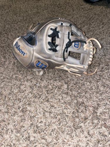 Right Hand Throw 11.5" A2000 Baseball Glove
