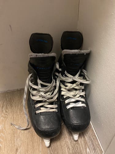 Used True Regular Width Size 8.5 Hockey Skates