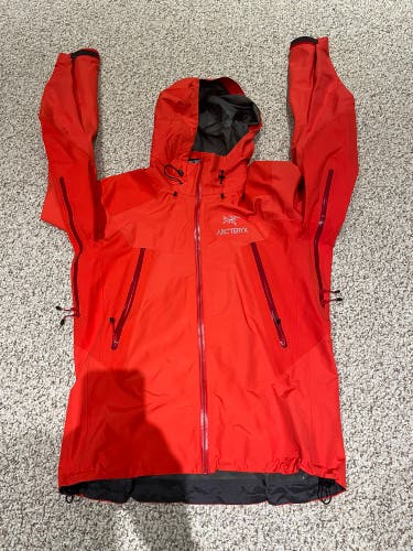 Arcter’yx Unisex Hooded Shell