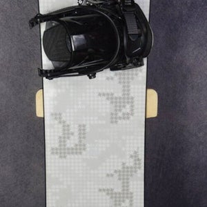 FORUM RECON SNOWBOARD SIZE 153 CM WITH NEW LARGE BINDINGS