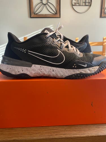 Black Adult Used Size 10 (Women's 11) Turf Cleats Nike Low Top Nike alpha huarache elite 3