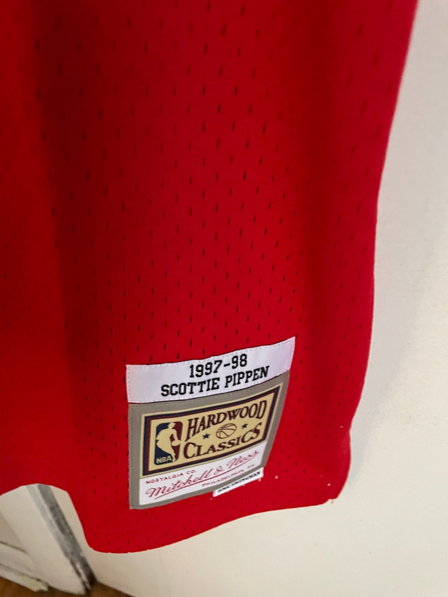 Chicago Bulls Scottie Pippen Black Red Swingman Jersey Mitchell & Ness —  Size XL
