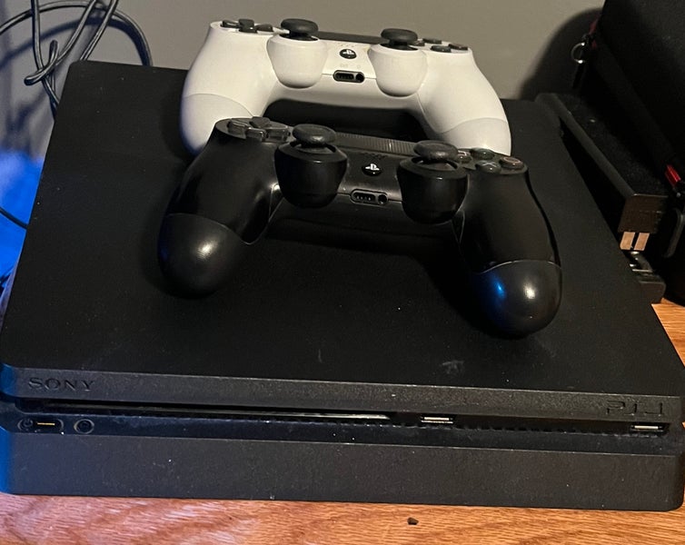 Allieret Kemi Oceanien Used Sony PlayStation 4 slim ed 1 tb bundle) With 2 perfect condition  controllers and 4 games | SidelineSwap