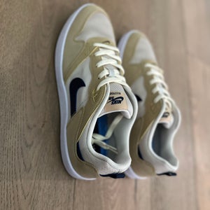NEW Nike SB alleyoop sneakers Sz 13 , Navy Blue and gold