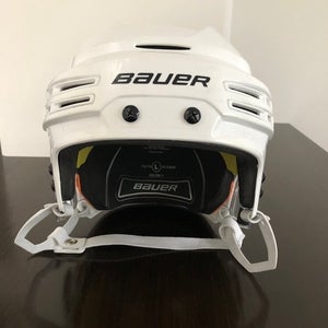 like new  Used Large Bauer Re-Akt 75 Helmet  HECC THE END OF 04/2023