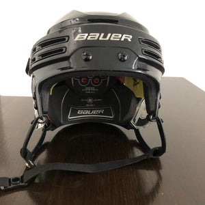 like new Used Medium Bauer Re-Akt 75 Helmet  HECC THE END OF 12/2023
