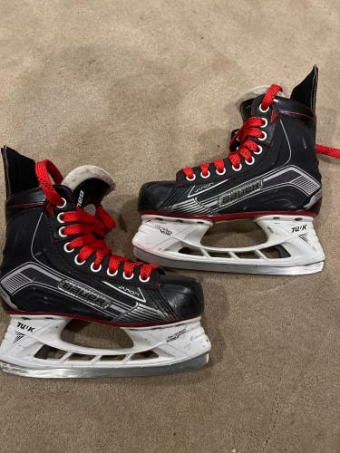 Used Bauer Regular Width Size 4 Vapor X500 Hockey Skates