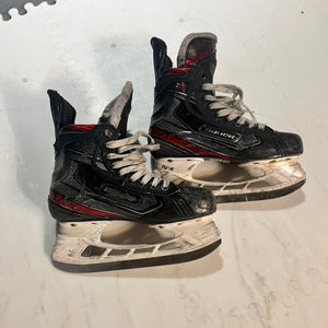 Intermediate Bauer Regular Width  Size 4 Vapor 2X Hockey Skates