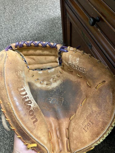 Right Hand Throw 32.5" A2000 Baseball Glove