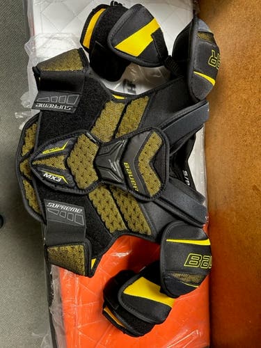 Used Small Bauer Supreme TotalOne MX3 Shoulder Pads