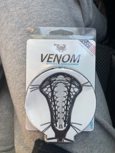 ECD Venom Womens Lacrosse runner mesh Black/Pink striker