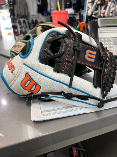 New GOTM Wilson A2000 Baseball Glove 11.75"