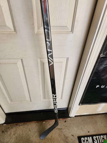 Used Senior Bauer Right Handed Vapor Hyperlite Hockey Stick P28