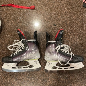 Used Bauer Narrow Width  Size 8.5 Vapor Hyperlite Hockey Skates