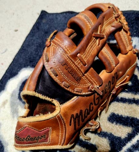 MacGregor MG55 Baseball/Softball Glove 12.5" Right Hand Throw. Game ready. NICELY MADE GLOVE