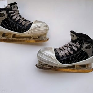 Used Tacks 652 Junior 02.5 Ice Skates Goalie