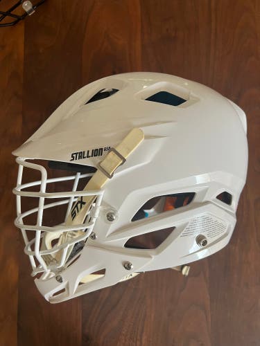 Adult M white Lacrosse Player's Schutt Helmet