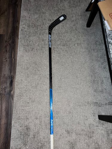 Senior Right Handed P92 Pro Stock Nexus 2N Pro Hockey Stick