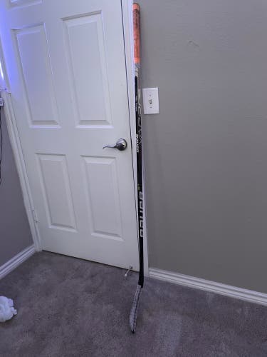 Senior Right Handed P28  Vapor Hyperlite Hockey Stick