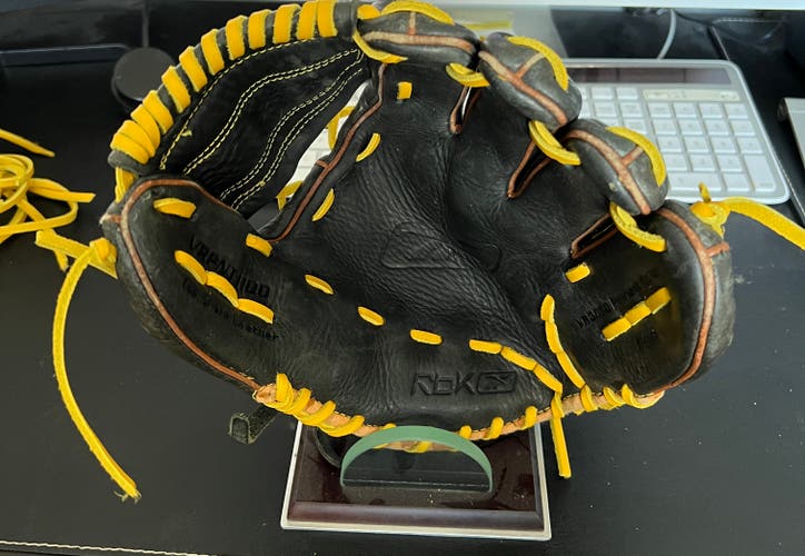 Used Reebok Right Hand Throw Infield vr6000 Baseball Glove 11"