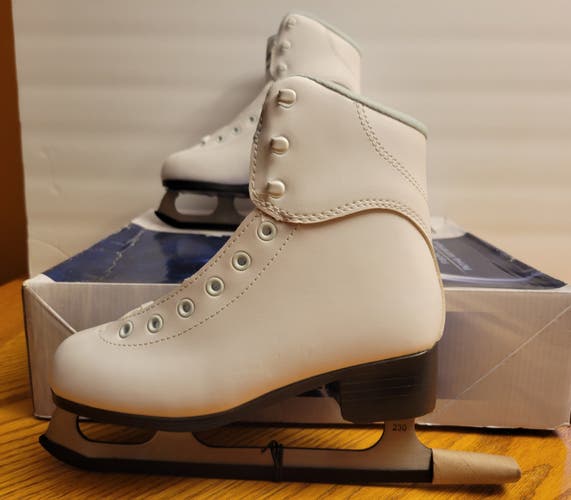 NEW IN BOX Jackson Ultima Soft Skate Ladies Ice Figure Skates - Model GS180 - White -Size 4