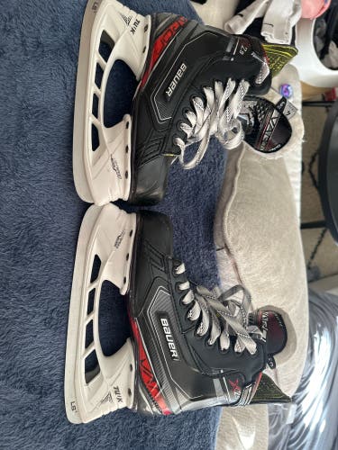 Used Bauer Regular Width  Size 4 Vapor X2.9 Hockey Skates