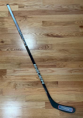 Senior Left Hand P28 Vapor Hyperlite Hockey Stick