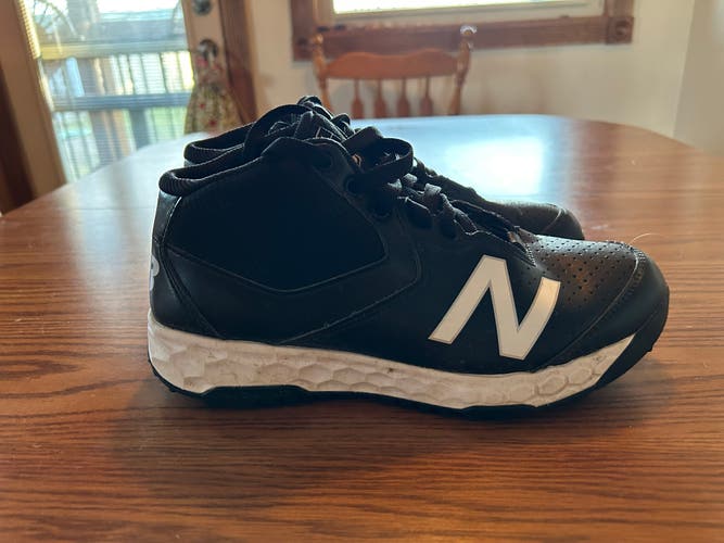 Black Men's Size 7.5 (Women's 8.5) New Balance Shoes