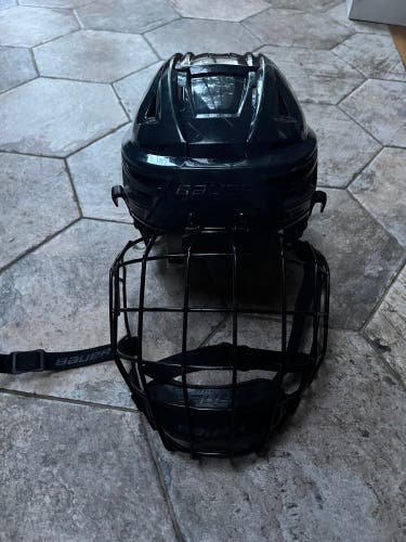 Used Medium Bauer Re-Akt 150 Helmet