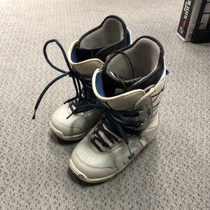 Used Burton Moto W Size 6.5 Senior 6.5 Womens Snowboard Boots