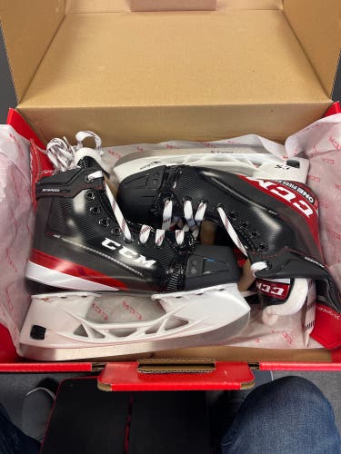 New CCM Regular Width  Size 5 JetSpeed FT485 Hockey Skates