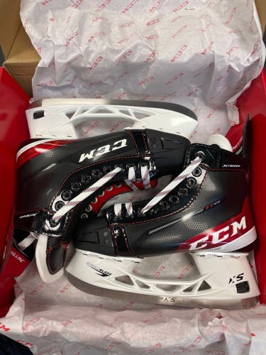 New CCM Regular Width  Size 5 and 6 JetSpeed FT475 Hockey Skates