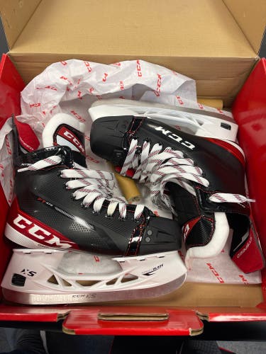 New CCM Regular Width  Size 3 JetSpeed FT475 Hockey Skates