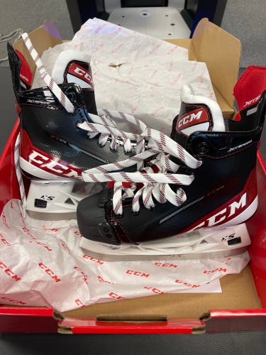 New CCM Regular Width  Size 2.5 JetSpeed FT475 Hockey Skates